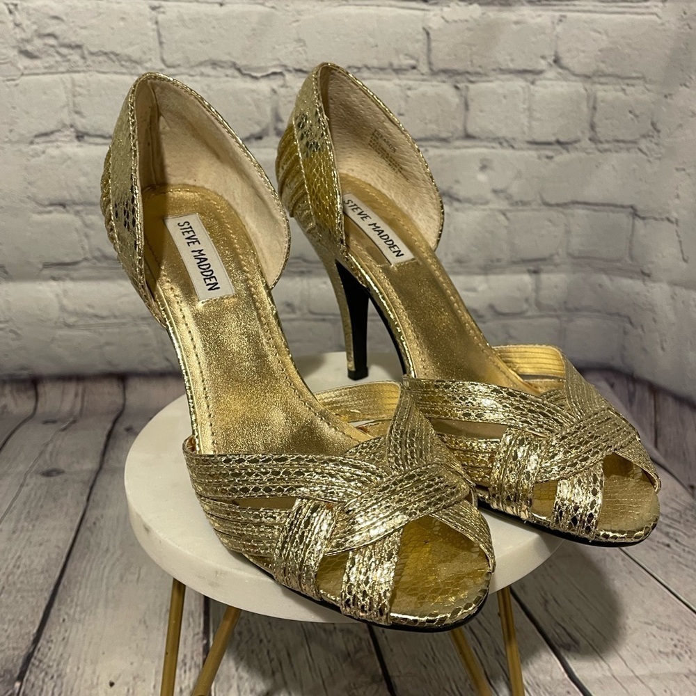 Steve Madden Treason gold peep toe heels size 8M